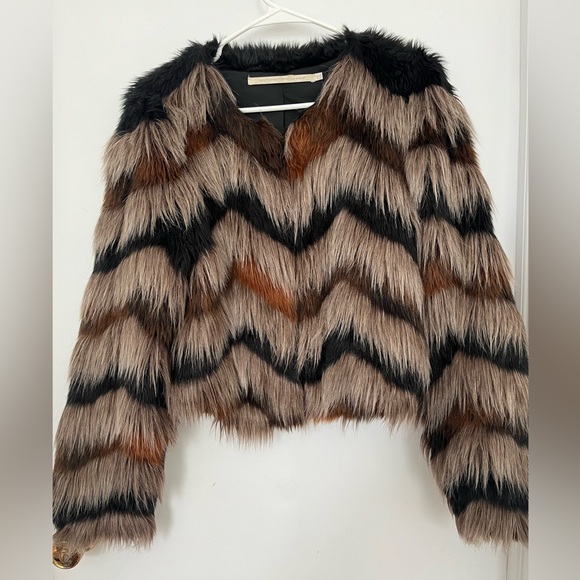 Faux fur cropped jacket with black and brown chevron pattern (Size L) - Picture 4 of 7